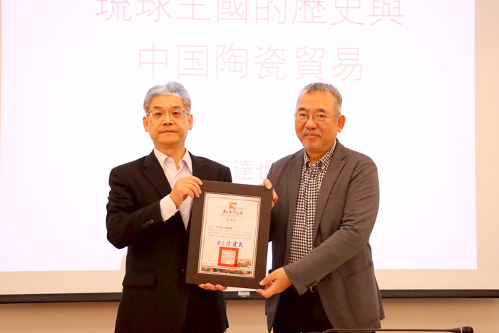 金大致贈感謝狀予日本沖繩縣立藝術大學副校長森達也教授（右）。（金大提供）