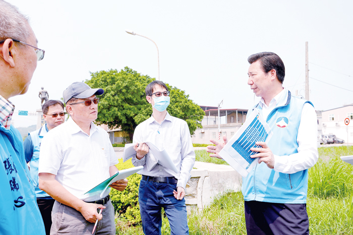 縣長陳福海重視金門整體城鎮風貌，時常親自下鄉勘查。（薛子軒攝）