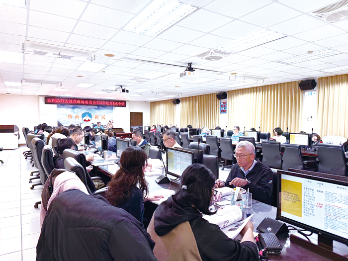 金門縣政府召開「金門縣婦女權益促進委員會114年度第2次會議」，由主任委員副縣長李文良主持。（陳冠霖攝）