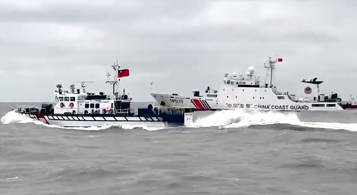海巡署同仁迫使中國（大陸）海警船退出我方水域。（海巡署金馬澎分署提供）