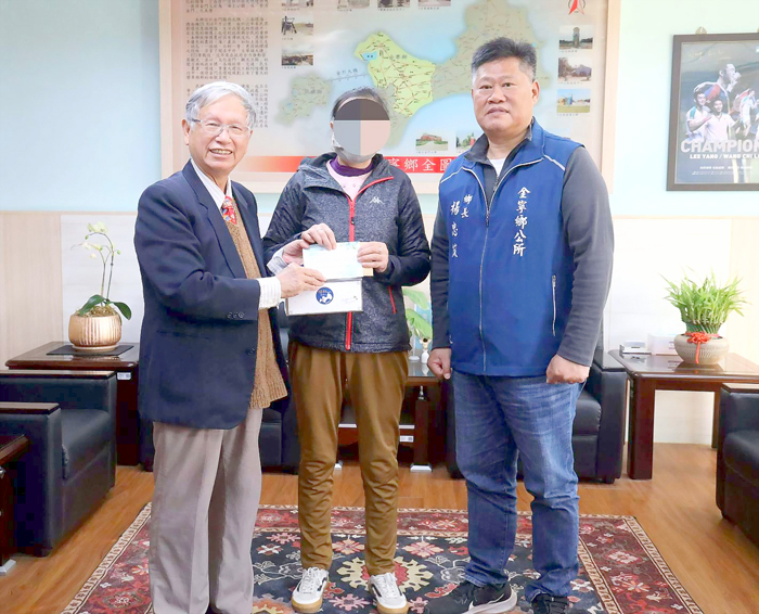 胡璉基金會董事長陳龍安（左）偕同金寧鄉長楊忠俊（右）贈急難救助金，慰問盤山村特殊境遇家庭。（金寧鄉公所提供）