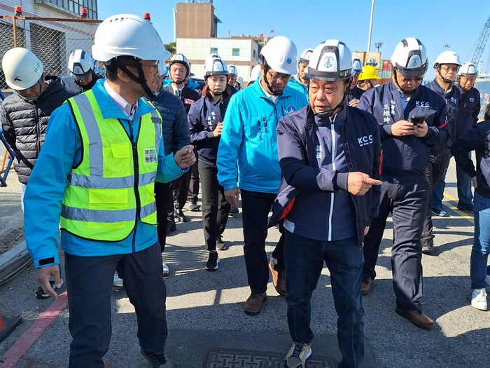 議會定期會會勘料羅港進出口倉庫新建工程。（蔡麗玉攝）