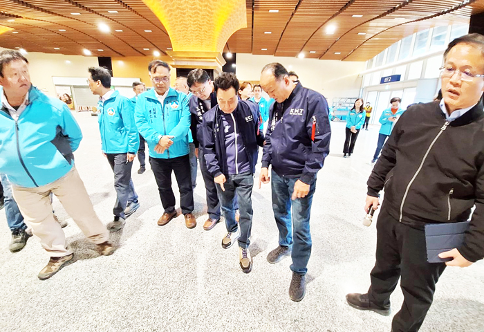 議會定期會實地勘察「水頭港大型旅客服務中心新建工程」。（蔡麗玉攝）