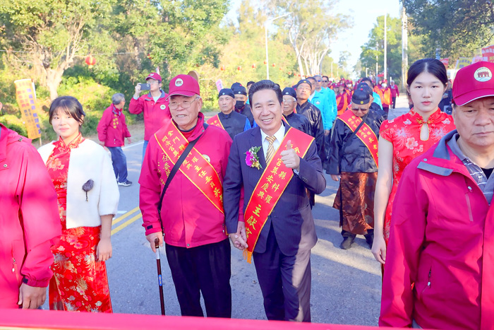 縣長陳福海率領縣府團隊前往順濟宮上香祝賀並獻匾「護國庇民」致意。（薛子軒攝）