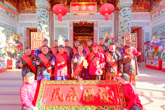 縣長陳福海率領縣府團隊前往順濟宮上香祝賀並獻匾「護國庇民」致意。（薛子軒攝）