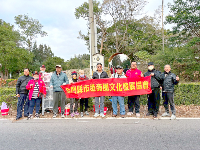 金門縣市港商圈文化專業發展協會於金湖鎮內發起「反光鏡清潔行動」。
（市港商圈文化專業發展協會提供）