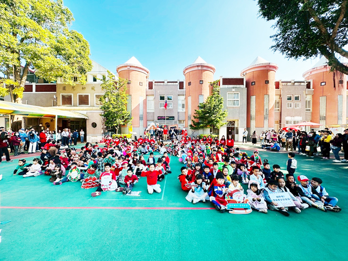 金城幼兒園日前舉辦聖誕二手義賣市集，所得捐贈社福機構。（城幼提供）