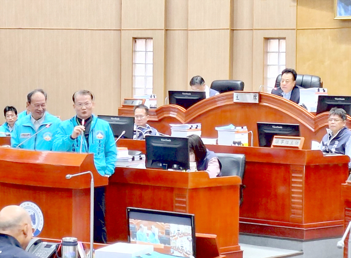 金門縣議會昨日進行專案報告，由議長洪允典主持，進行「金門酒廠（廈門）貿易有限公司」專案報告。（蔡麗玉攝）