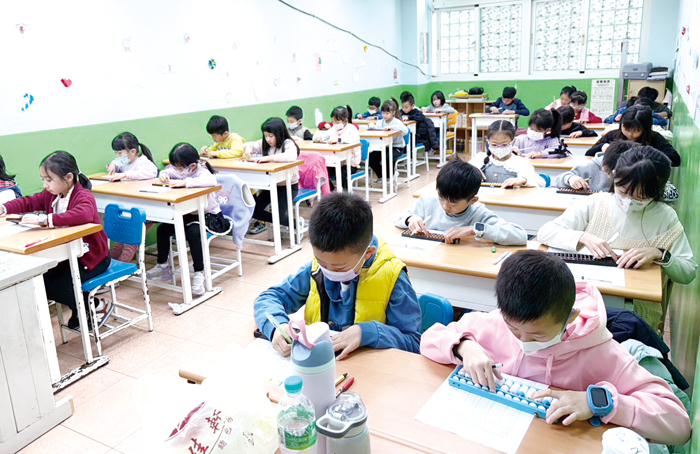 珠算心算檢定，學子精打細算。（金門康禾及金門康橋補習班姜老師心算教室提供）