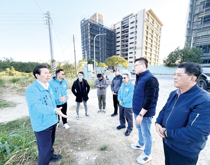 縣長陳福海率隊會勘山外溪上游水源，金湖鎮長陳文顧及金湖鎮民代表會代表蔡建偉到場，並提出地方意見供縣府評估。（李映蓉攝）