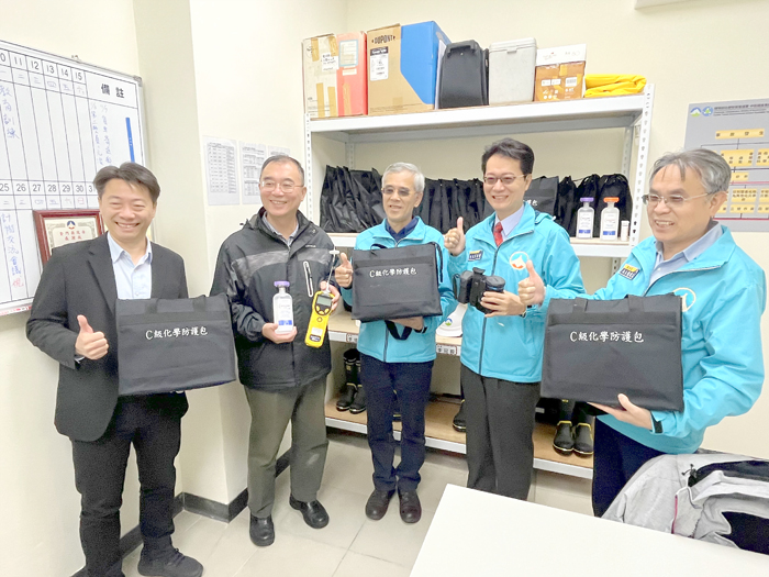 參觀各項設施。（莊煥寧攝）