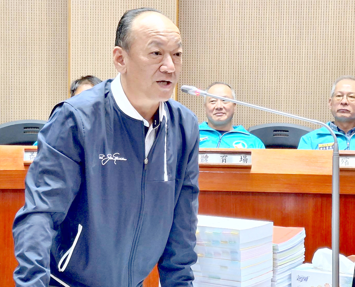 議員王國代建議本次總預算案延至下次臨時會再行審查。（蔡麗玉攝）