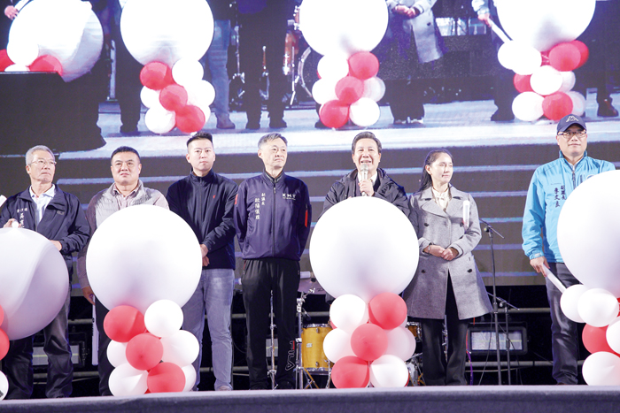 「2026金門跨年晚會」在金城鎮莒光共融公園盛大舉行，縣長陳福海偕同夫人許梨羡親自到場與鄉親一起迎向嶄新的一年。
（薛子軒、高凡淳攝）