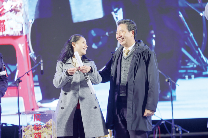 「2026金門跨年晚會」在金城鎮莒光共融公園盛大舉行，縣長陳福海偕同夫人許梨羡親自到場與鄉親一起迎向嶄新的一年。
（薛子軒、高凡淳攝）