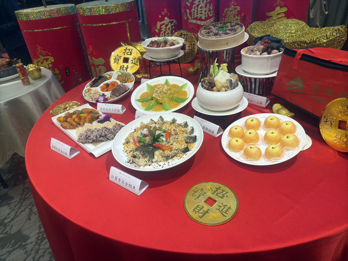 金湖飯店今年重磅推出「馬年年菜」系列，貼近民眾實際需求，同步規劃「內用圍爐宴」與「外帶年菜」雙方案。（呂肇中攝）