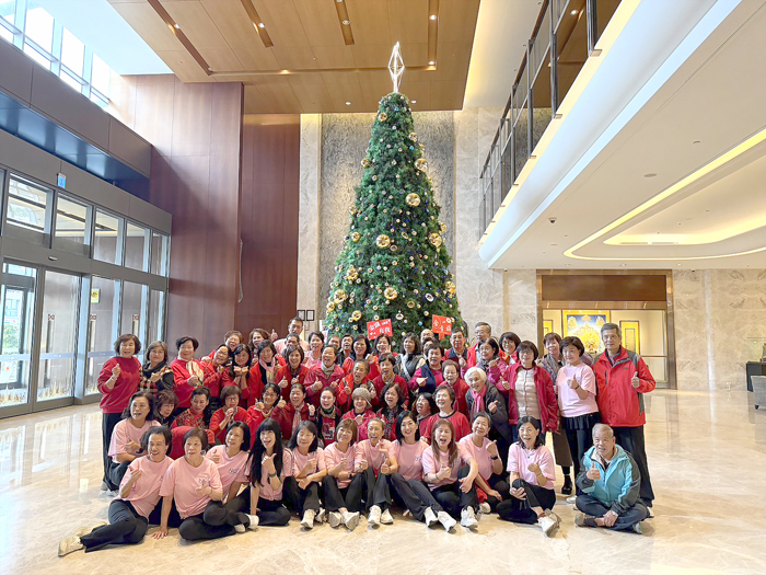 金門大學於跨年夜在昇恆昌舉辦「樂齡跨年樂派對－與阿凡達共舞」，迎接嶄新的一年。（金大提供）