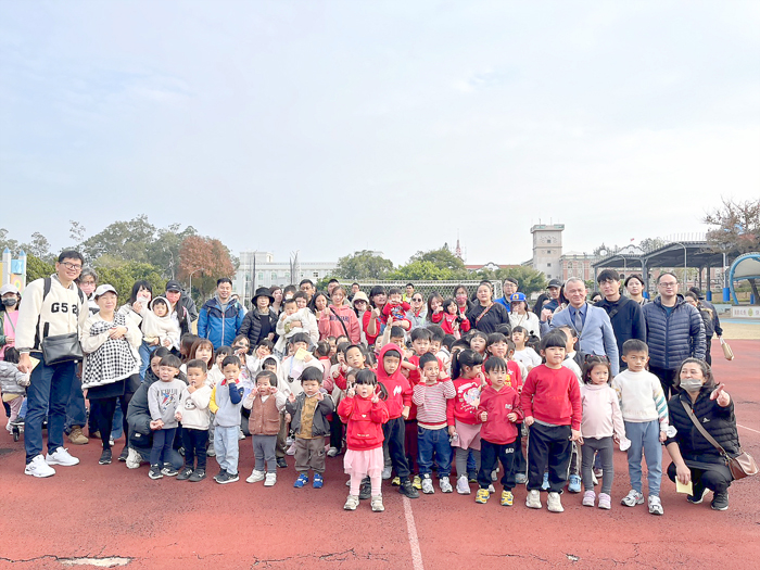 金寧中小學附設幼兒園舉辦親子健走暨園遊會活動。全園幼生與家長一同參與，感恩過去這一年的付出、成長，並迎接新一年的到來。
（高凡淳攝）