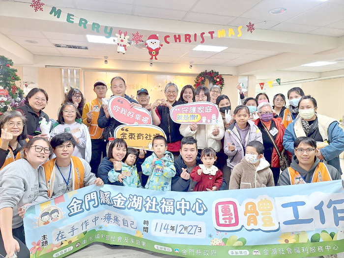 金湖社會福利服務中心辦理「在手作中‧療癒自己—自我照顧團體」，參與人員從過程中自我對話、療癒自己，並進行團體工作大合照。（縣府社會處提供）