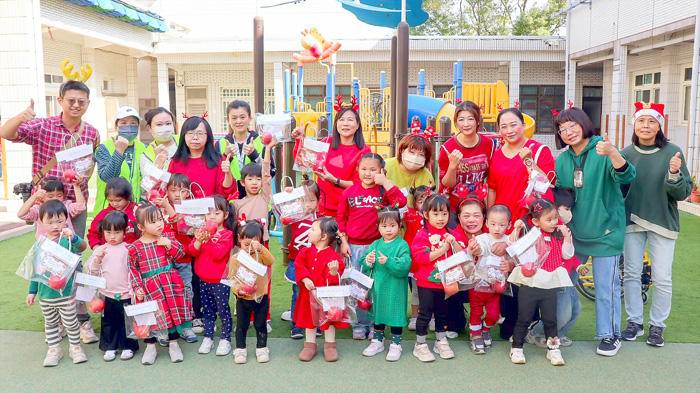 上岐國小舉辦聖誕英語成果發表暨教學參觀日。（上岐國小提供）