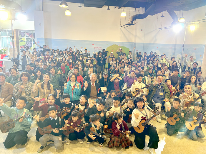 首屆金門國際烏克麗麗嘉年華熱鬧登場，演出者和滿場觀眾合影。（許加泰攝）