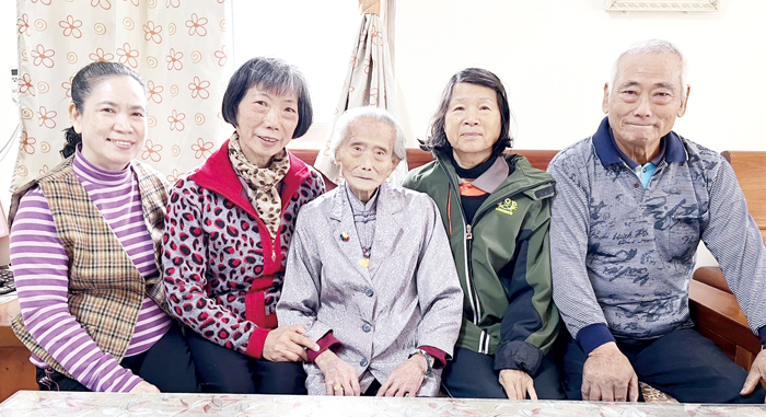 百歲高齡阿嬤陳李含蓮（中）耳聰目明，精神爽朗，與家人們維持好感情。（高凡淳攝）