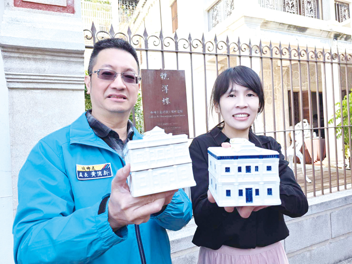 甄洋樓老闆娘陳婉甄（右）與城鄉處長黃儒新（左）展示王慶雲洋樓文創酒。（許峻魁攝）
