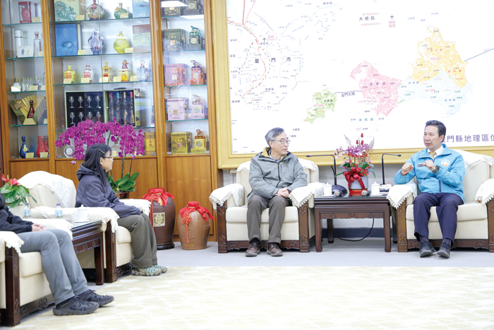 金門國家公園管理處處長鄭瑞昌偕同副處長黃子娟及秘書蔡立安拜會縣長陳福海，就後續合作方向交流意見。（薛子軒攝）