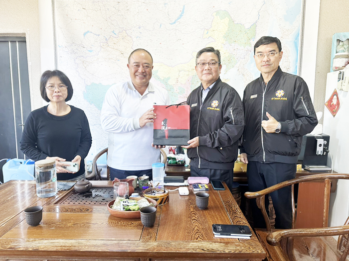 劉信義與陳木木盛就退除役官兵就業媒合等議題交換意見。 （榮服處提供）