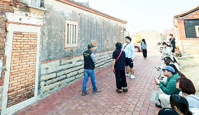 金門大學通識課程以走讀方式認識古寧頭北山聚落。（圖由陳成基提供）