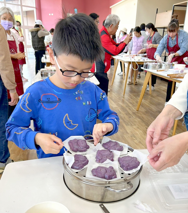 第二場進行《紅龜粿文化與製作體驗DIY》，滿滿的親子在動手做的過程中，感受金門工藝魅力。（文化園區管理所提供）