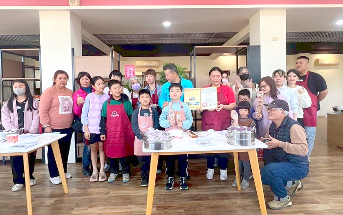第二場進行《紅龜粿文化與製作體驗DIY》，滿滿的親子在動手做的過程中，感受金門工藝魅力。（文化園區管理所提供）