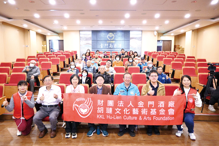 「經典新翻唱─儒學四場心靈對話」最終場講座與會者合影。（胡璉文化藝術基金會提供）