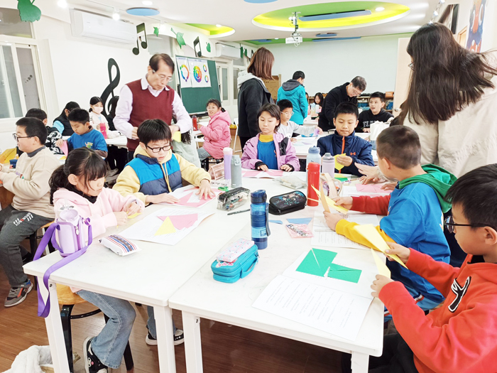 「高師大Fun手×Fun心學數學│安瀾國小數學活動營」引導學生體驗有感學習。（安瀾國小提供）