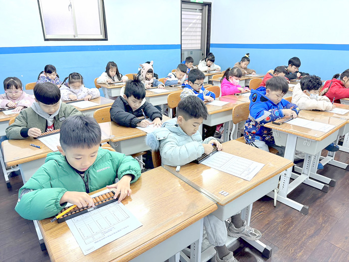 中華珠心算數學教育學會辦理「115年度第一屆珠心算數學檢定」，參與學子聚精會神、認真作答。
（中華珠心算數學教育學會金門分會提供）