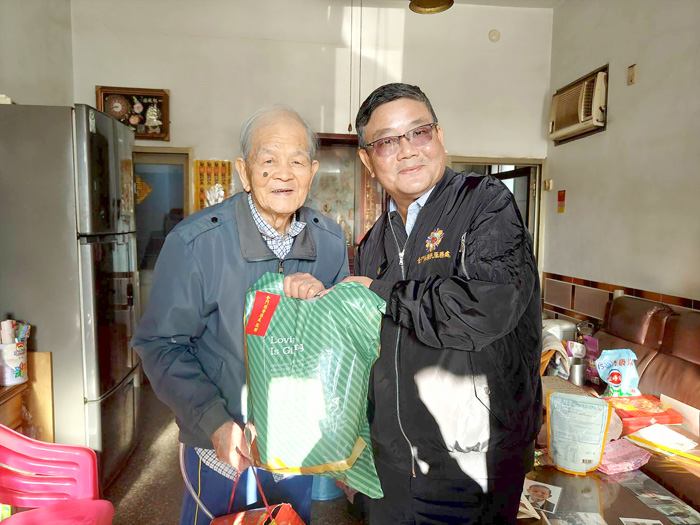 榮服處特別採購圍巾、手套、襪子等多項防寒保暖物資，並結合陸海空軍相互關懷協會愛心捐贈之棉被，於寒冬期間一併致贈關懷對象。（榮服處提供）