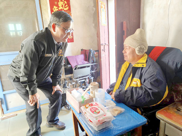 榮服處特別採購圍巾、手套、襪子等多項防寒保暖物資，並結合陸海空軍相互關懷協會愛心捐贈之棉被，於寒冬期間一併致贈關懷對象。（榮服處提供）