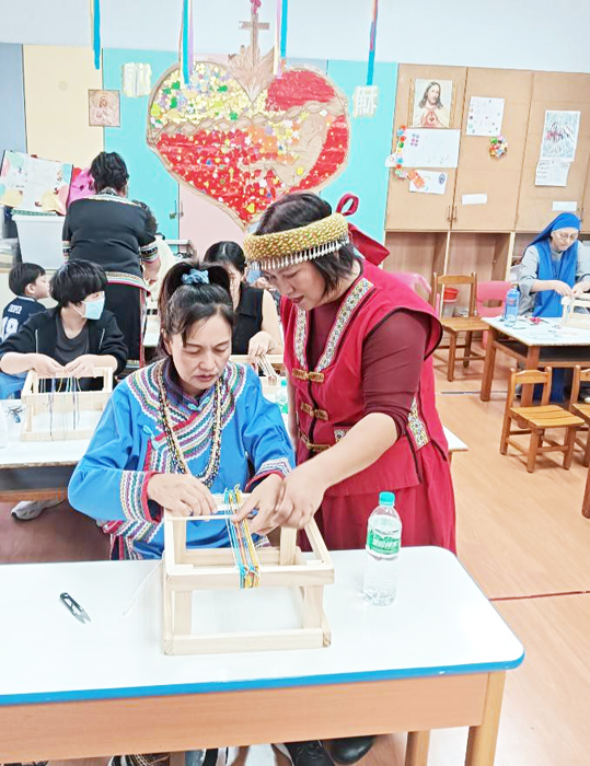 在胡謦鎔工藝師的熱情教學下，讓更多人認識原住民族的編織技藝。（金門縣臺灣原住民義工協會提供）
