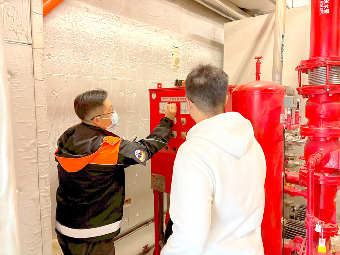 消防局第二大隊會同金湖分隊，前往「松柏園」及「福田家園」等老人福利機構實施不定期消防安全抽查。（消防局提供）