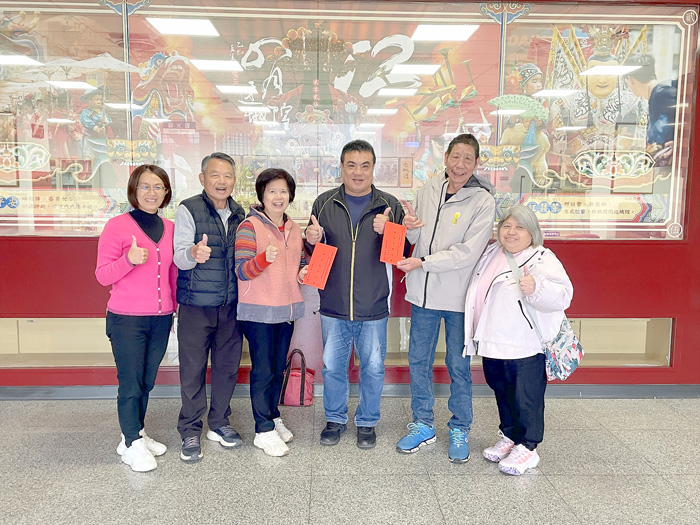 水頭社區獲得金點獎肯定，鎮長李誠智頒贈程儀。（金城鎮公所提供）