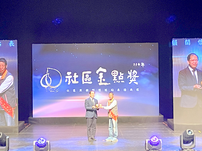 水頭社區發展協會獲得金點獎殊榮，理事長黃福勇代表領獎。（金城鎮公所提供）