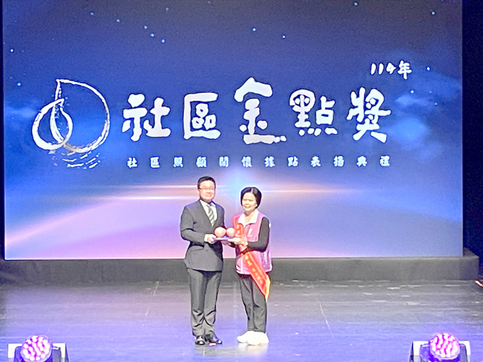 水頭社區發展協會志工隊長許華玉獲得金點獎個人獎項。（金城鎮公所提供）