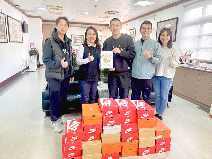 沃皮斯潮流捐贈金中運動鞋。
（金門高中提供）