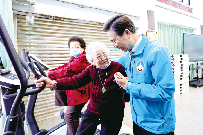 以人為本，陳縣長期許團隊全方位落實高齡長者的照護工作。（薛子軒攝）