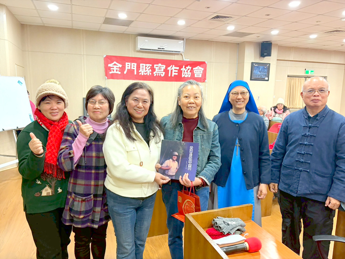 金門縣寫作協會「四季333讀書會」日前在文化局三樓會議室溫馨登場。此次以「最喜歡的歌」為年度主題，嘗試「寓讀書於歌聲中」，展現文學跨域的多元樣貌。（協會提供）