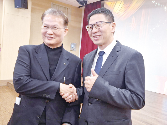 王中聖（右）接掌金酒總經理，強調將與董事長吳昆璋（左）及全體同仁攜手合作、持續精進。（蔡麗玉攝）