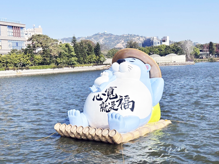 小太湖觀景台「小水獺裝置藝術」。（金湖鎮公所提供）