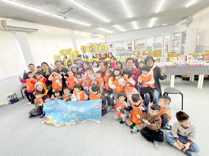 康軒文教集團8日蒞臨金門縣金湖國小，舉辦「康軒迎曦贈書，成就永續教育」贈書活動。（校方提供）