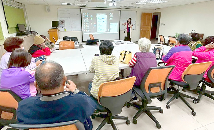 銀髮族智慧手機生活應用課程深獲好評。
（社大提供）
