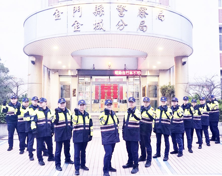 金門縣警察局特別採購專業防寒手套及多項醫療防護裝備，於寒冬中為警察同仁送上最實質的關懷與堅實後盾。（金城分局提供）