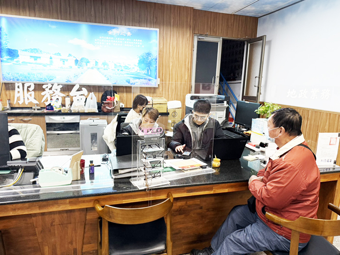 縣府及各鄉鎮公所協助鄉親訂定春節機票。（觀光處提供）